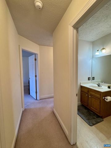 212 KINGSPORT RD, Waynesboro, VA 22980