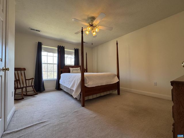 212 KINGSPORT RD, Waynesboro, VA 22980