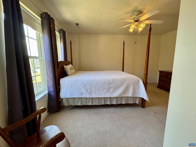 212 KINGSPORT RD, Waynesboro, VA 22980