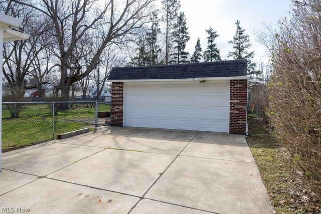 5404 Beacon Road, Lyndhurst, OH 44124