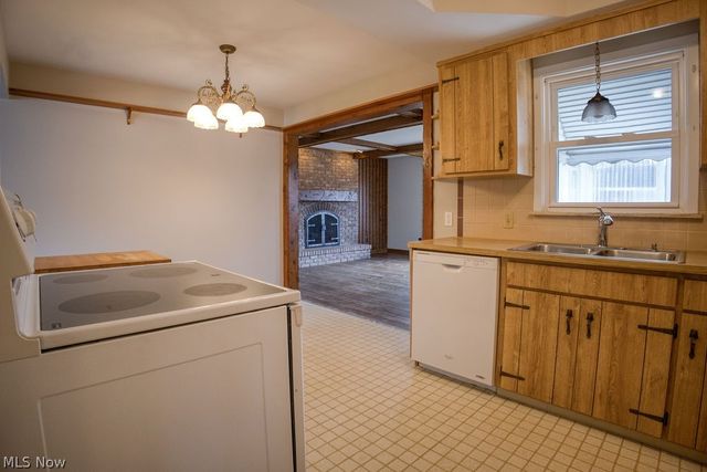 5404 Beacon Road, Lyndhurst, OH 44124