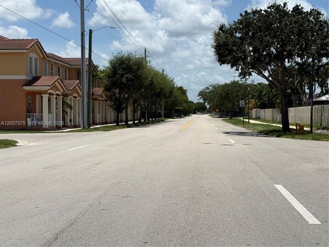 10852 SW 240th St, Homestead, FL 33032