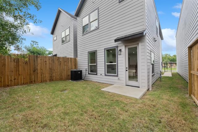 892 Paul Quinn St, Houston, TX 77091