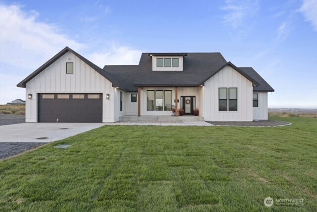 215 SE Desert Hills Loop, Moses Lake, WA 98837