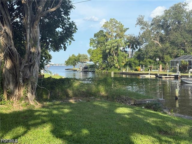 1845 Marina CIR, North Fort Myers, FL 33903