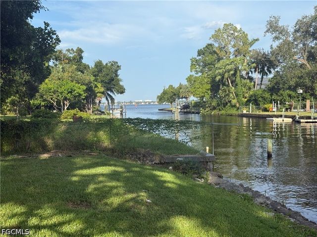 1845 Marina CIR, North Fort Myers, FL 33903