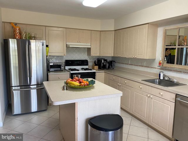 202 OAKTREE, Warminster, PA 18974