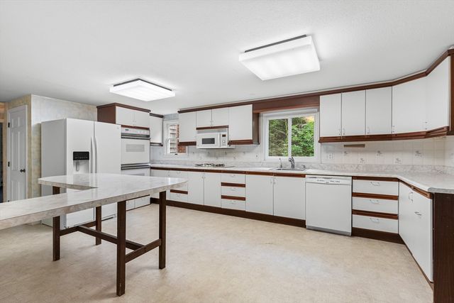166 Pine St, Manchester, MA 01944