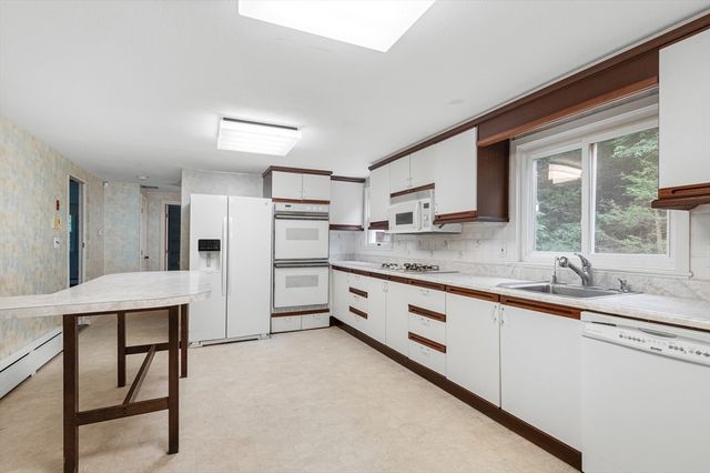 166 Pine St, Manchester, MA 01944