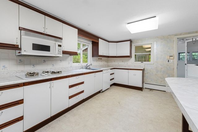 166 Pine St, Manchester, MA 01944