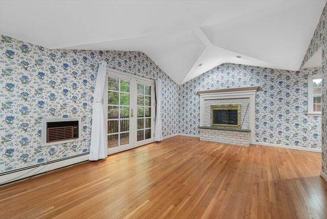 166 Pine St, Manchester, MA 01944