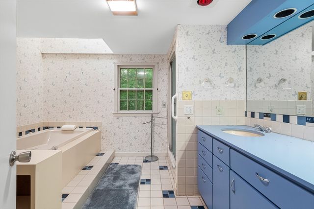 166 Pine St, Manchester, MA 01944