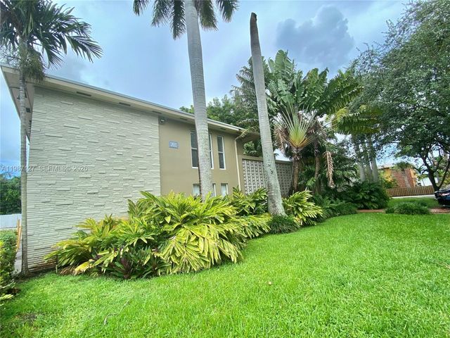 6330 SW 79th St 18, South Miami, FL 33143