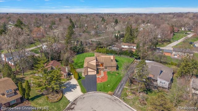 4566 Walden Drive, Bloomfield Hills, MI 48301