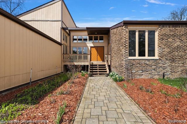 4566 Walden Drive, Bloomfield Hills, MI 48301