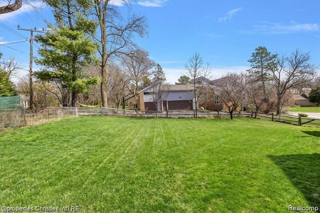 4566 Walden Drive, Bloomfield Hills, MI 48301