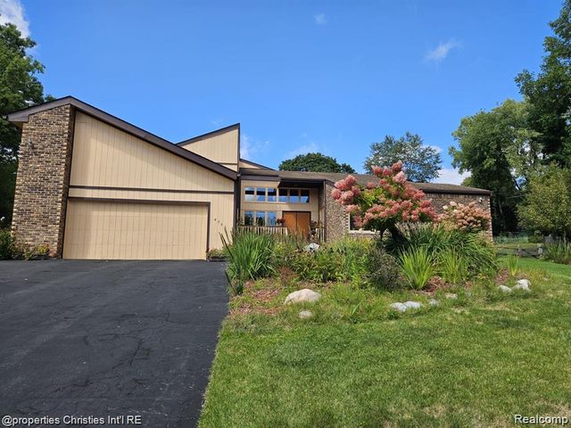 4566 Walden Drive, Bloomfield Hills, MI 48301