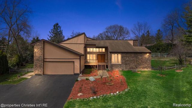 4566 Walden Drive, Bloomfield Hills, MI 48301