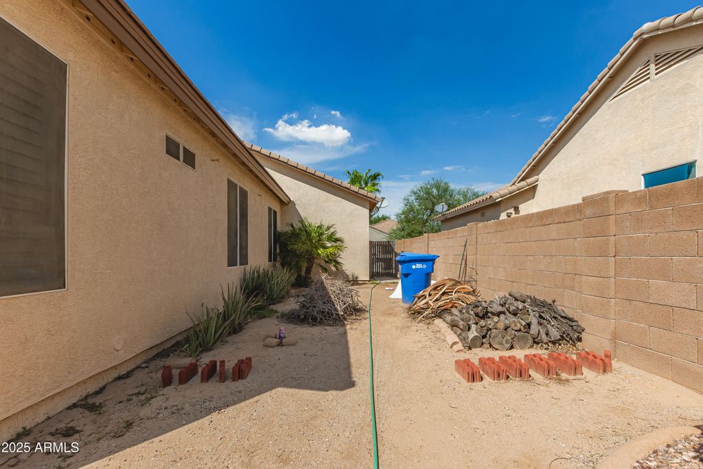 Image 24 of property listing at 3405 W IAN Drive, Laveen, AZ 85339