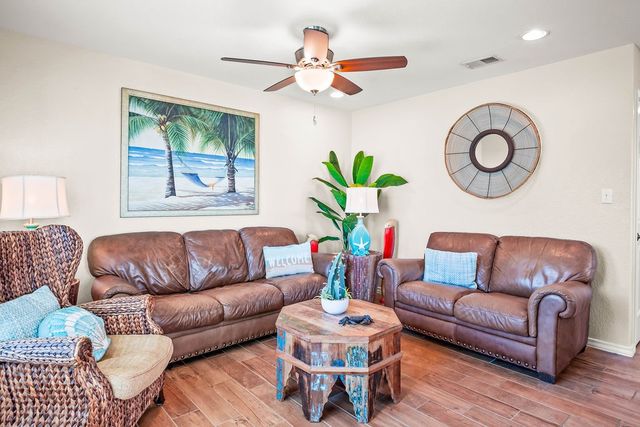 202 W Oaks Ave, Port Aransas, TX 78373