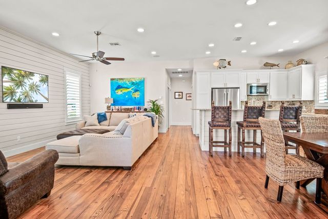 202 W Oaks Ave, Port Aransas, TX 78373