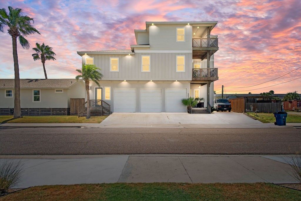 202 W Oaks Ave, Port Aransas, TX 78373