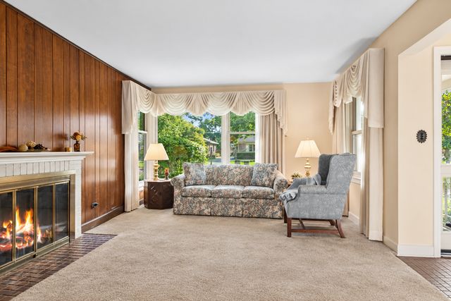 208 N Brighton Place, Arlington Heights, IL 60004
