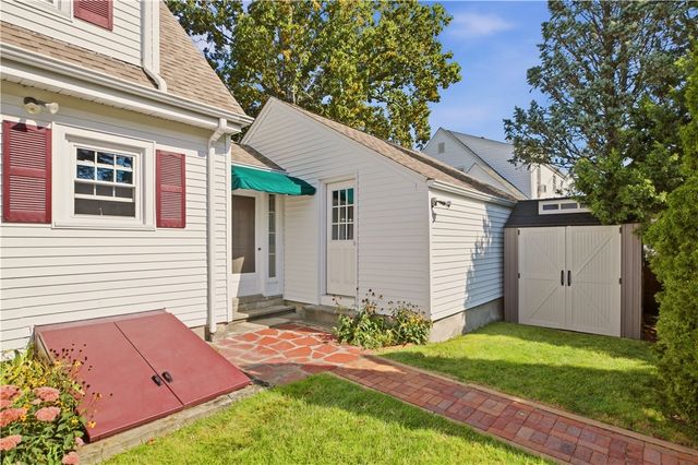 8 Fort Hill Road, Bristol, RI 02809