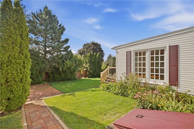 8 Fort Hill Road, Bristol, RI 02809