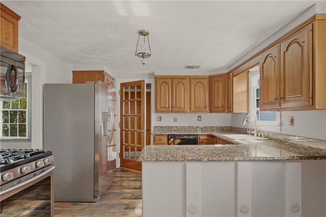 8 Fort Hill Road, Bristol, RI 02809