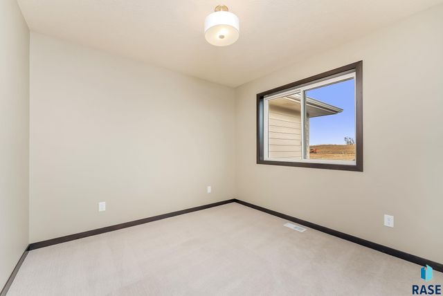 1505 E Carol St Street, Sioux Falls, SD 57104