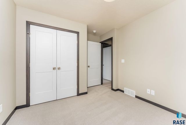 1505 E Carol St Street, Sioux Falls, SD 57104