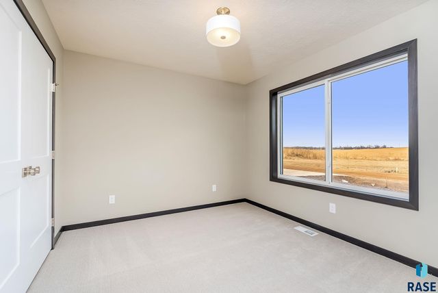 1505 E Carol St Street, Sioux Falls, SD 57104