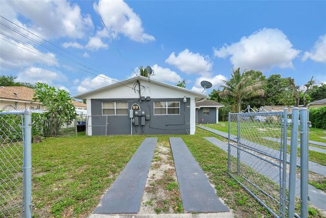 2352 NW 102nd St, Miami, FL 33147