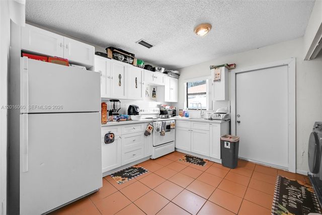 2352 NW 102nd St, Miami, FL 33147