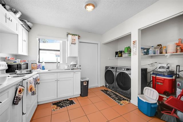 2352 NW 102nd St, Miami, FL 33147