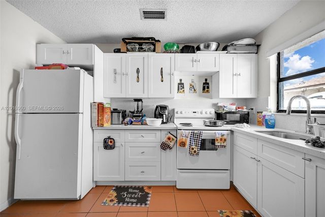 2352 NW 102nd St, Miami, FL 33147