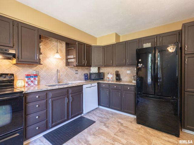 5524 N ARROW Drive, Peoria, IL 61614