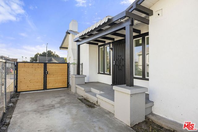 5465 S Victoria Avenue, Los Angeles, CA 90043