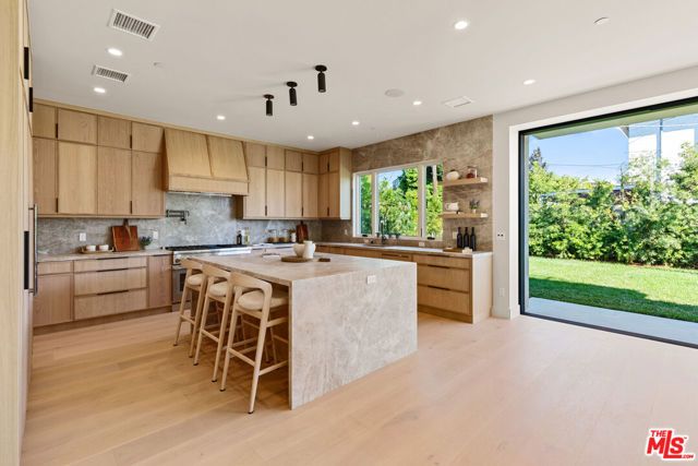 3364 Redwood Avenue, Los Angeles, CA 90066