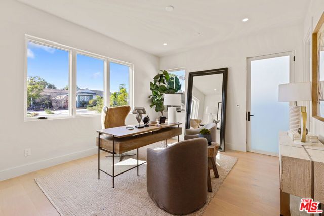 3364 Redwood Avenue, Los Angeles, CA 90066