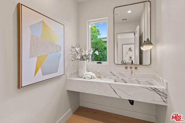 3364 Redwood Avenue, Los Angeles, CA 90066