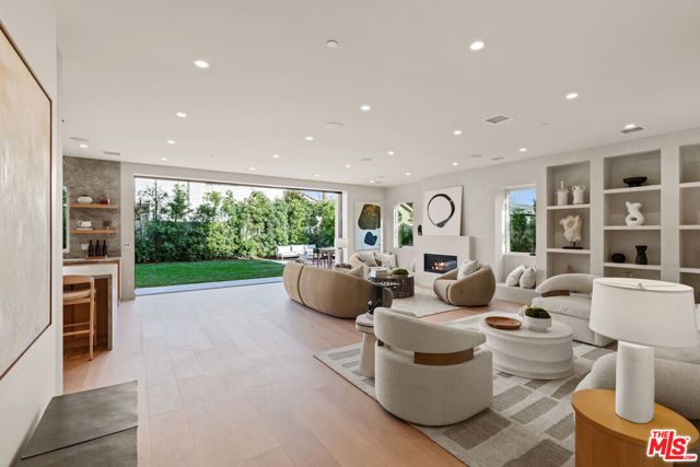 3364 Redwood Avenue, Los Angeles, CA 90066