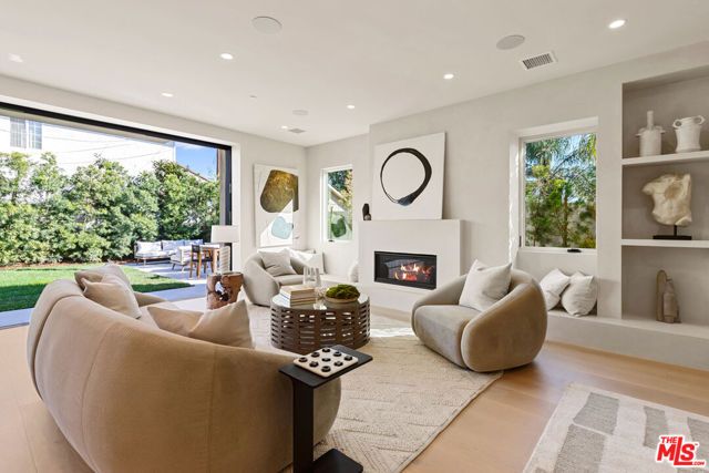 3364 Redwood Avenue, Los Angeles, CA 90066