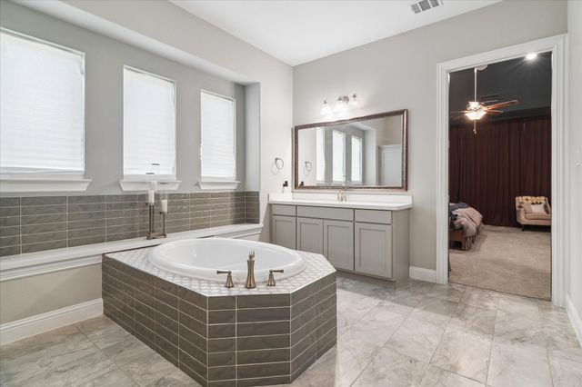 2800 Monument Court, Heath, TX 75126