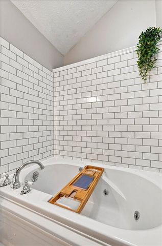 4106 BRIARWOOD Drive, Council Bluffs, IA 51503