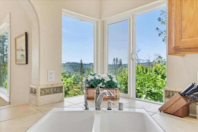 970 Morgan Ranch Dr, Grass Valley, CA 95945
