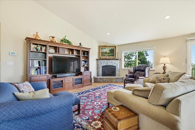 970 Morgan Ranch Dr, Grass Valley, CA 95945