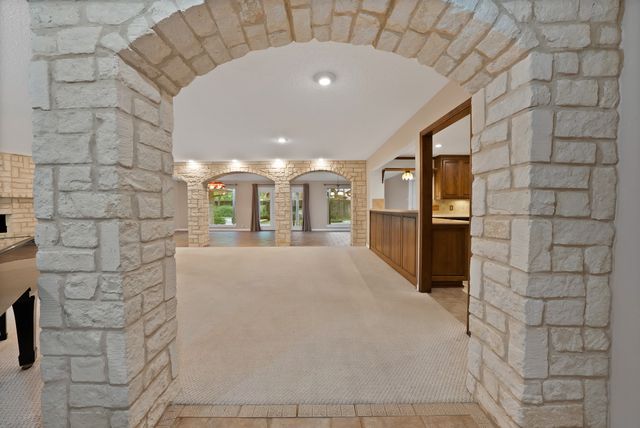 1008 Loch Lomond Drive, Arlington, TX 76012