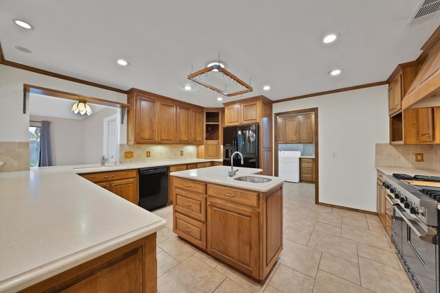 1008 Loch Lomond Drive, Arlington, TX 76012